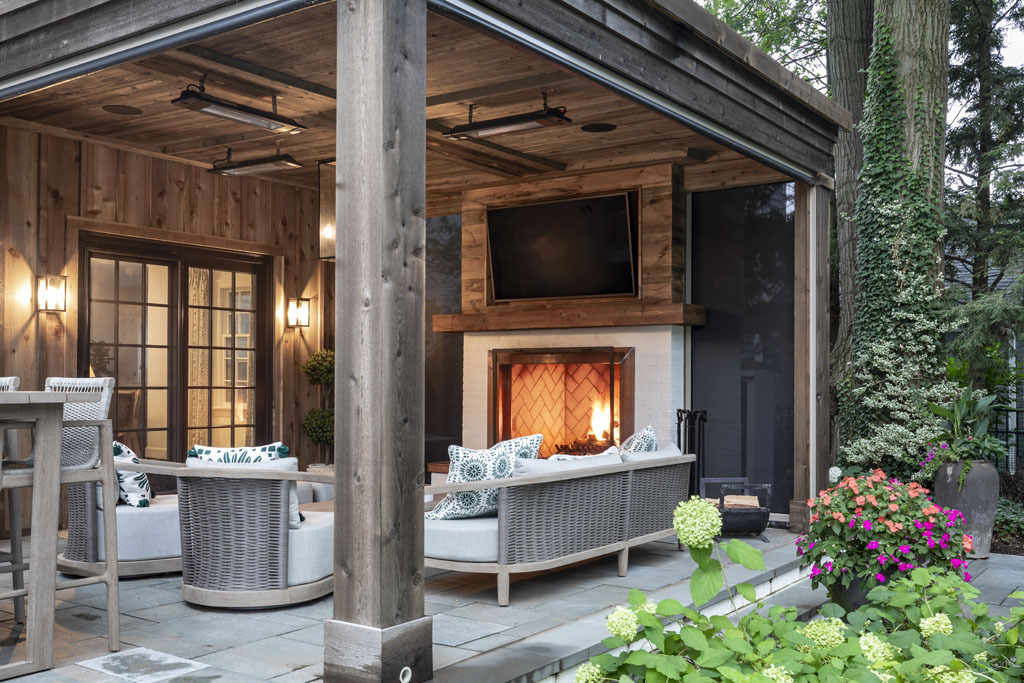 Pergola vs. Covered Porch or Patio: Choosing the Perfect Outdoor Oasis for Your Home 
